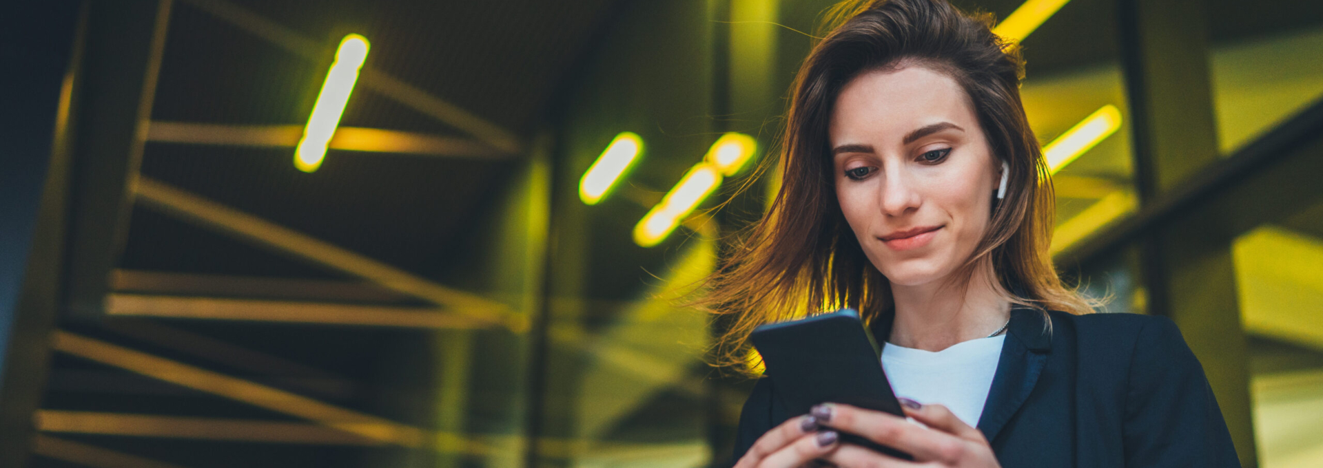 Lifestyle portrait business woman evening city and using mobile